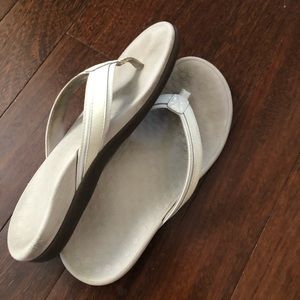 Vionic flip flops